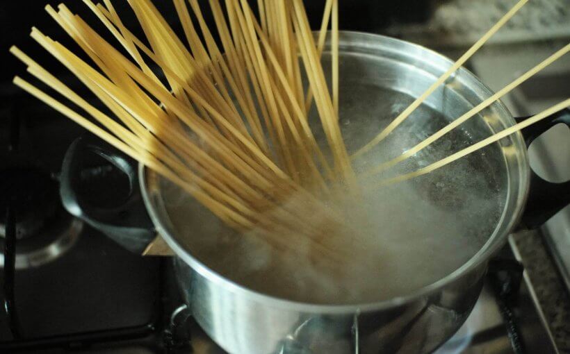 Waarom moet je pasta in kokend water doen?