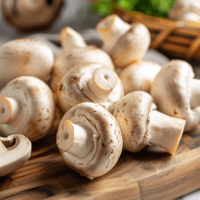 champignons op snijplank