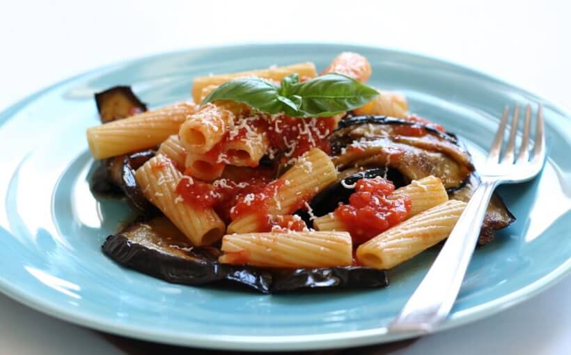 Hoe geef ik mijn ‘pasta alla norma’ voldoende smaak?