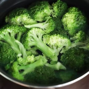 Hoe lang duurt het om broccoli te koken?