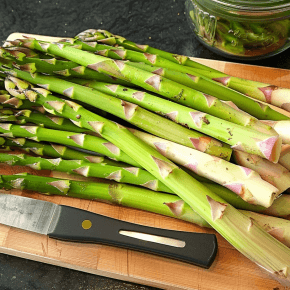 Kun je asperges opwarmen in de magnetron?