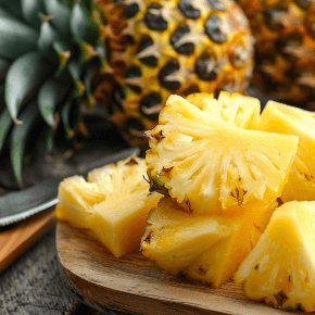 Hoe kun je het best een ananas snijden?