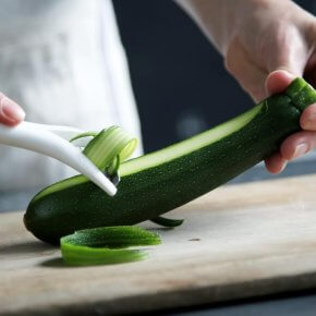 Kun je de schil van een courgette eten?